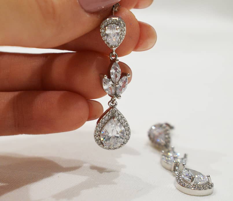 Orecchini Goccia in argento 925 e zirconi grandi incastonati.