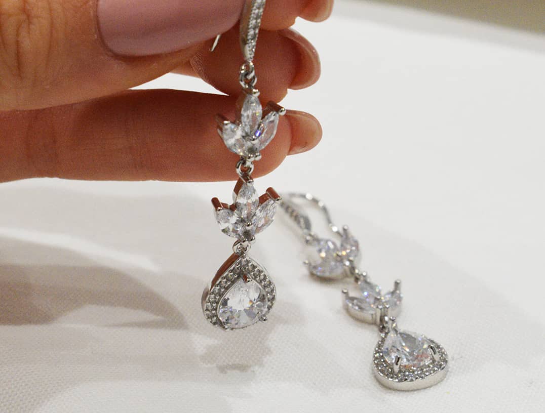 Orecchini Ice in argento 925 e zirconi grandi incastonati.