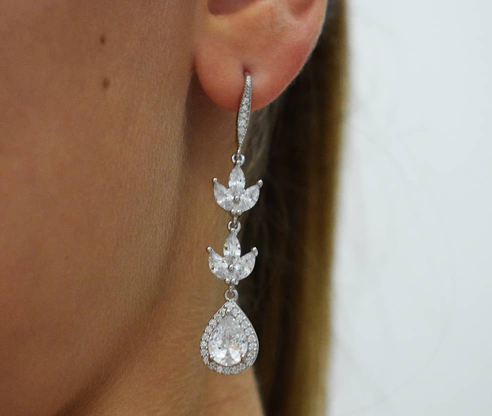 Orecchini Ice indossati in argento 925 e zirconi grandi incastonati.