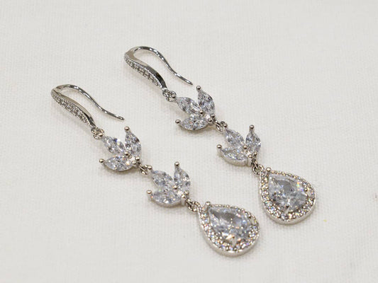 Orecchini Ice in argento 925 e zirconi grandi incastonati.