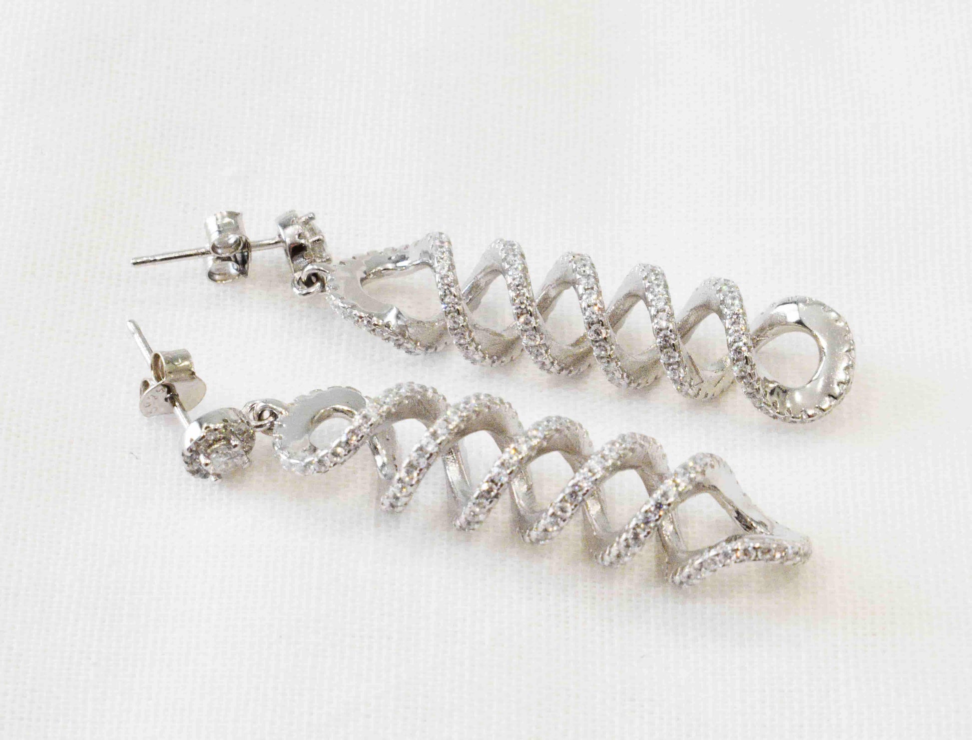 Coppia orecchini spirale in argento 925 e zirconi.