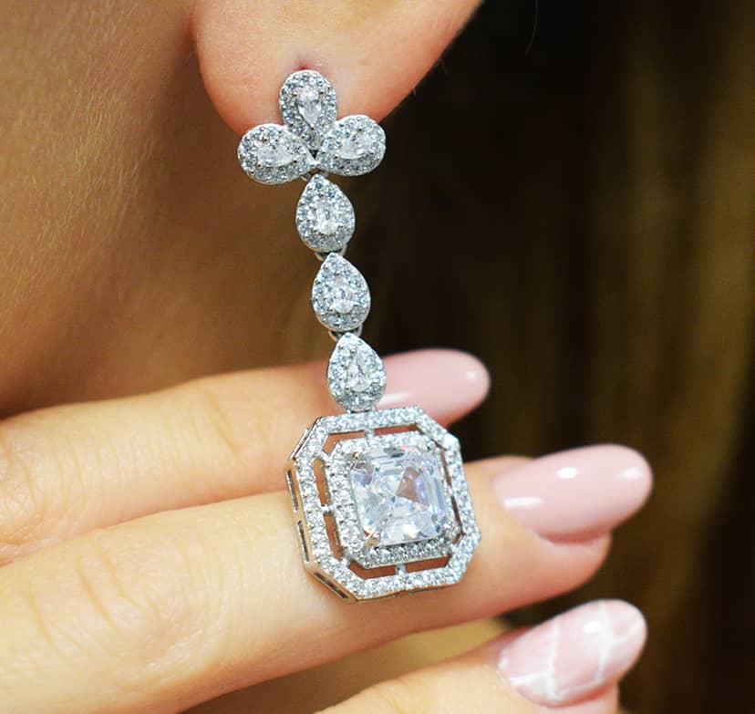 Orecchini Square indossato in argento 925 con Zirconi a goccia e zircone grande quadrato finale.