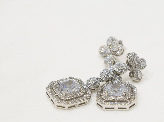 Orecchini Square in argento 925 con zirconi a goccia e zircone grande quadrato finale.