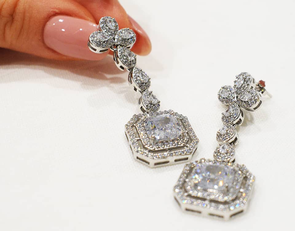 Orecchini Square in argento 925 con Zirconi a goccia e zircone grande quadrato finale.