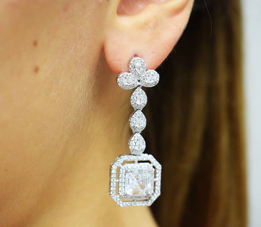 Orecchini Square in argento 925 con Zirconi a goccia e zircone grande quadrato finale indossato.