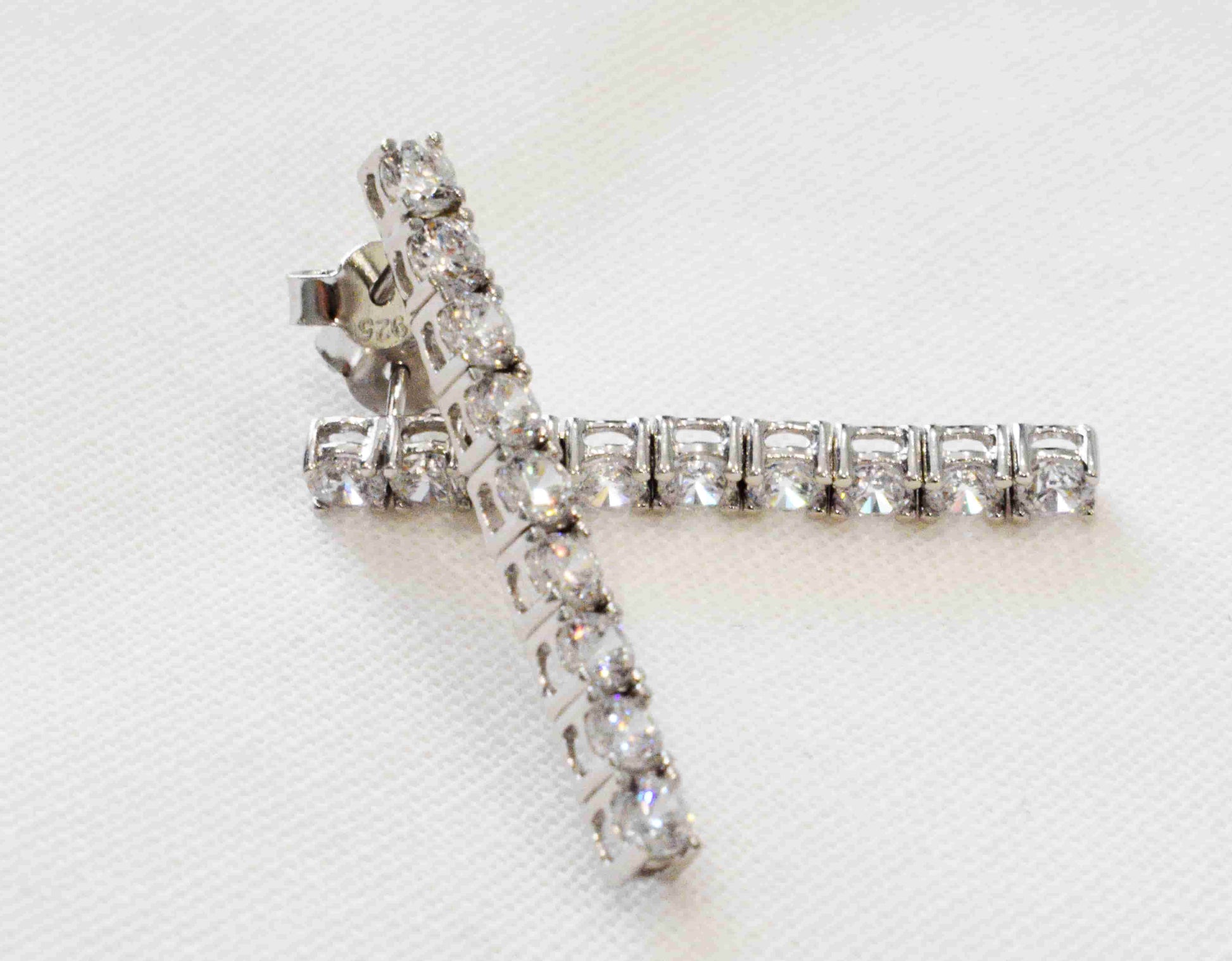Orecchini Tennis pendente in argento 925 e zirconi.