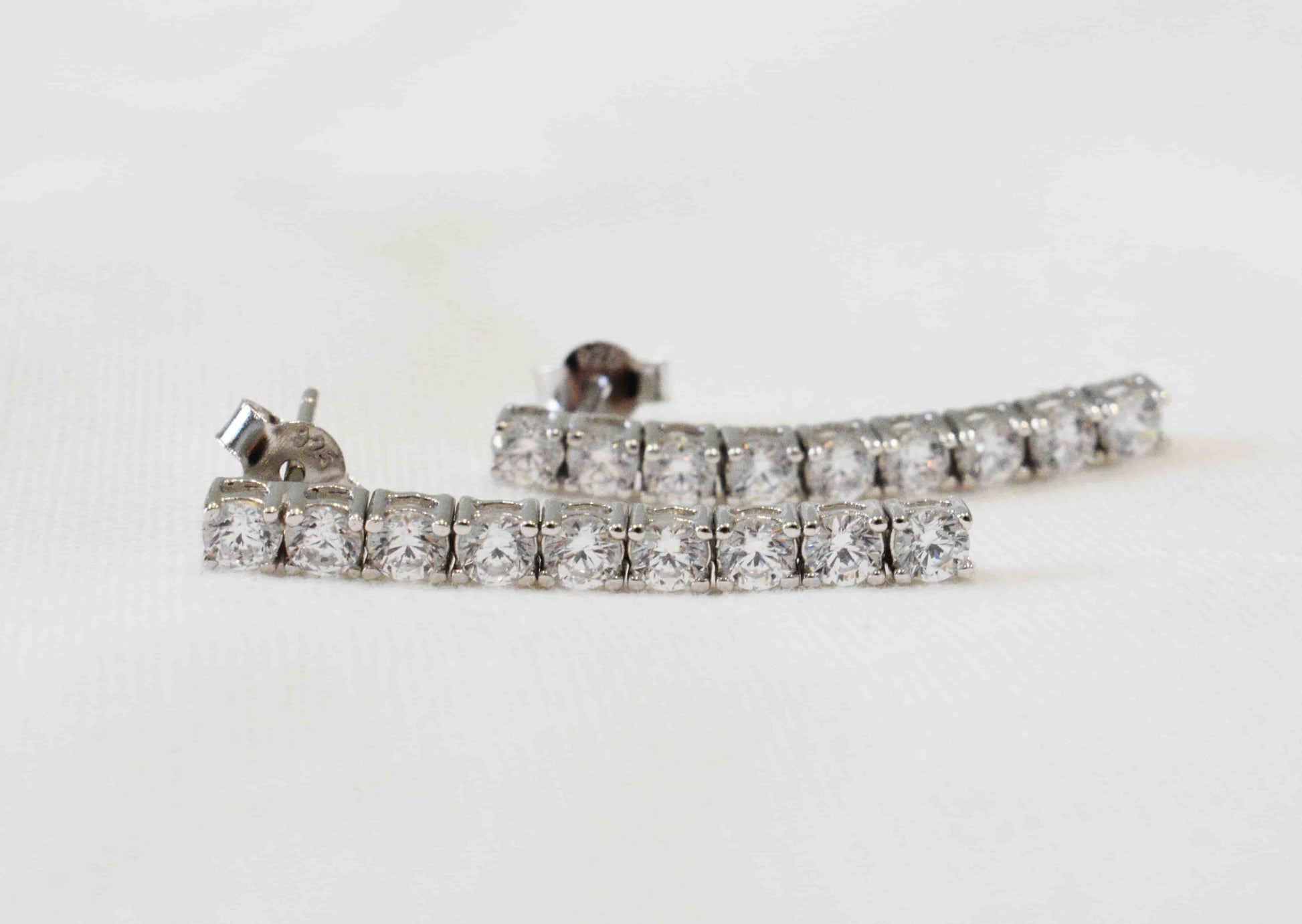 Orecchini Tennis pendente in argento 925 e zirconi.