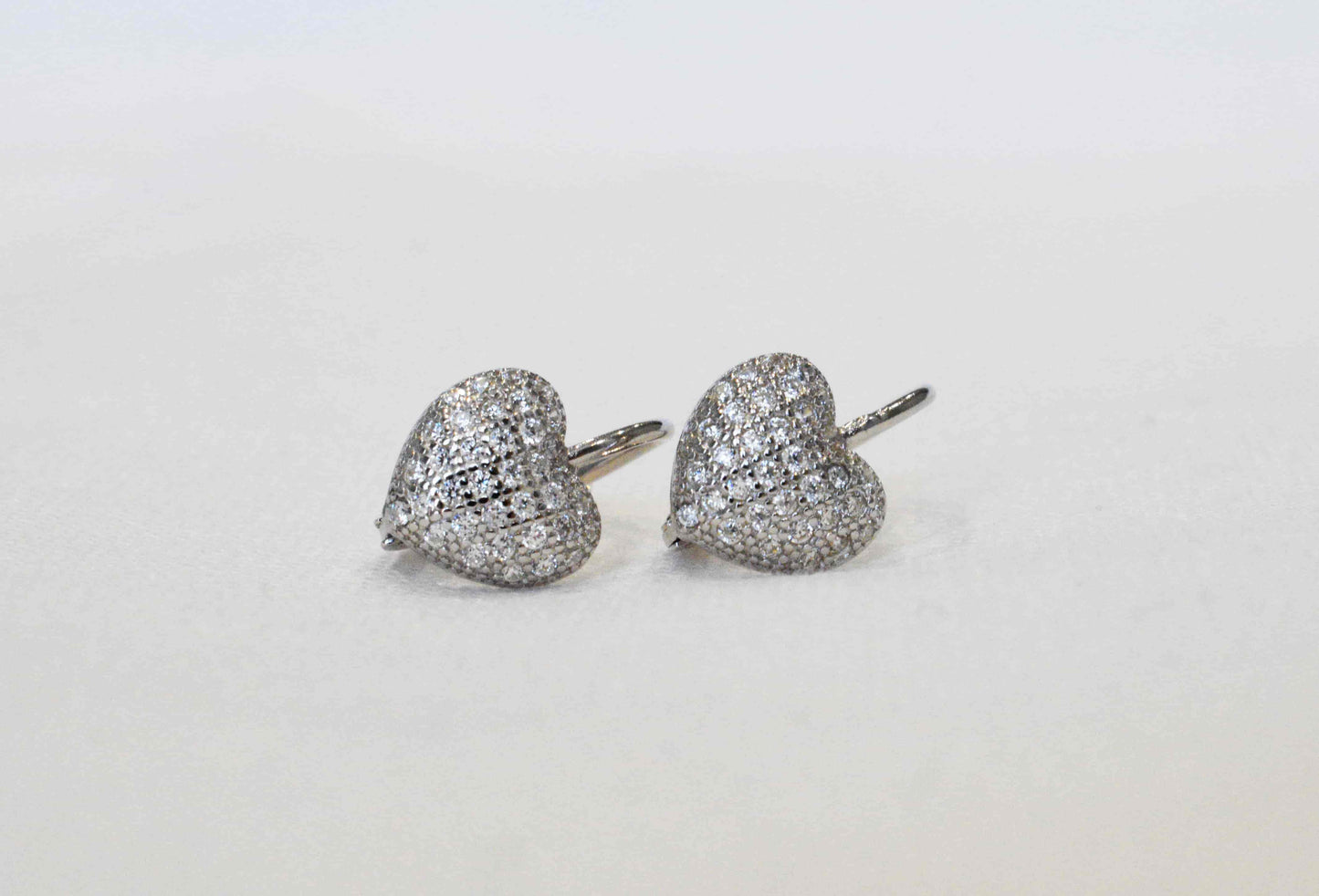 Orecchini cuore in argento 925 e zirconi.
