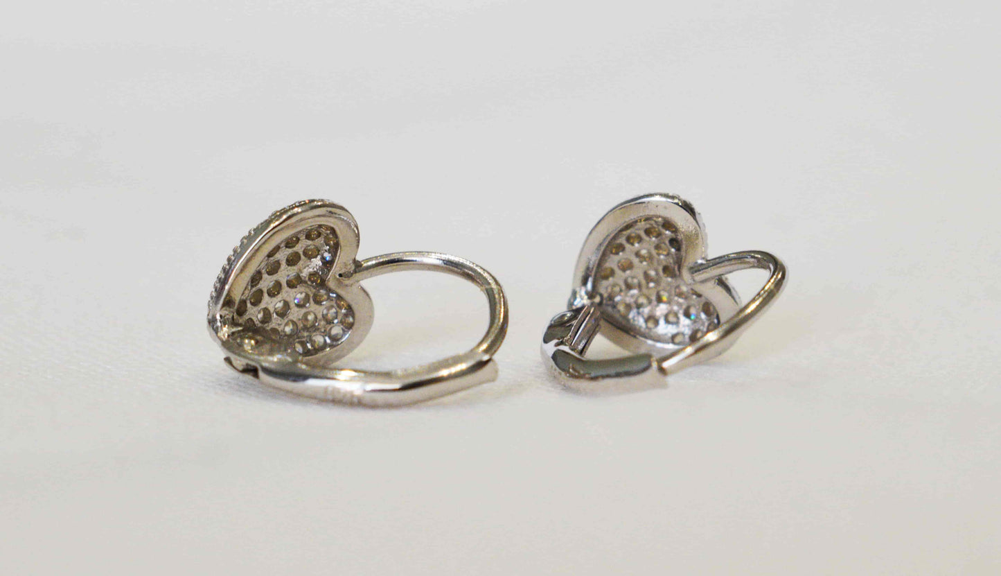 Orecchini cuore in argento 925 e zirconi chiusura a monachella.