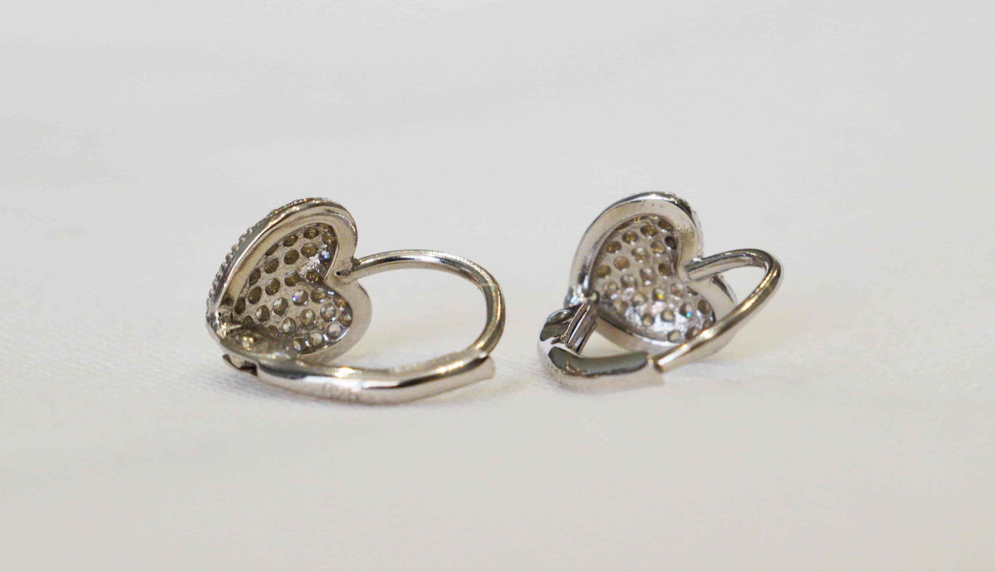 Orecchini cuore in argento 925 e zirconi chiusura a monachella.