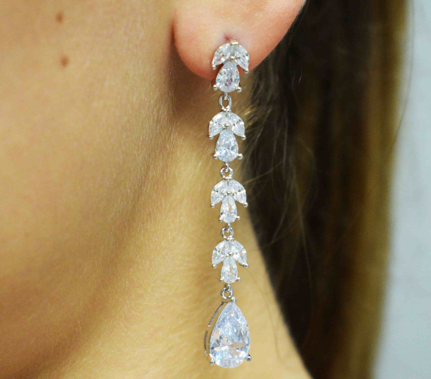 Coppia orecchini Fiery indossati in argento 925 e zirconi.