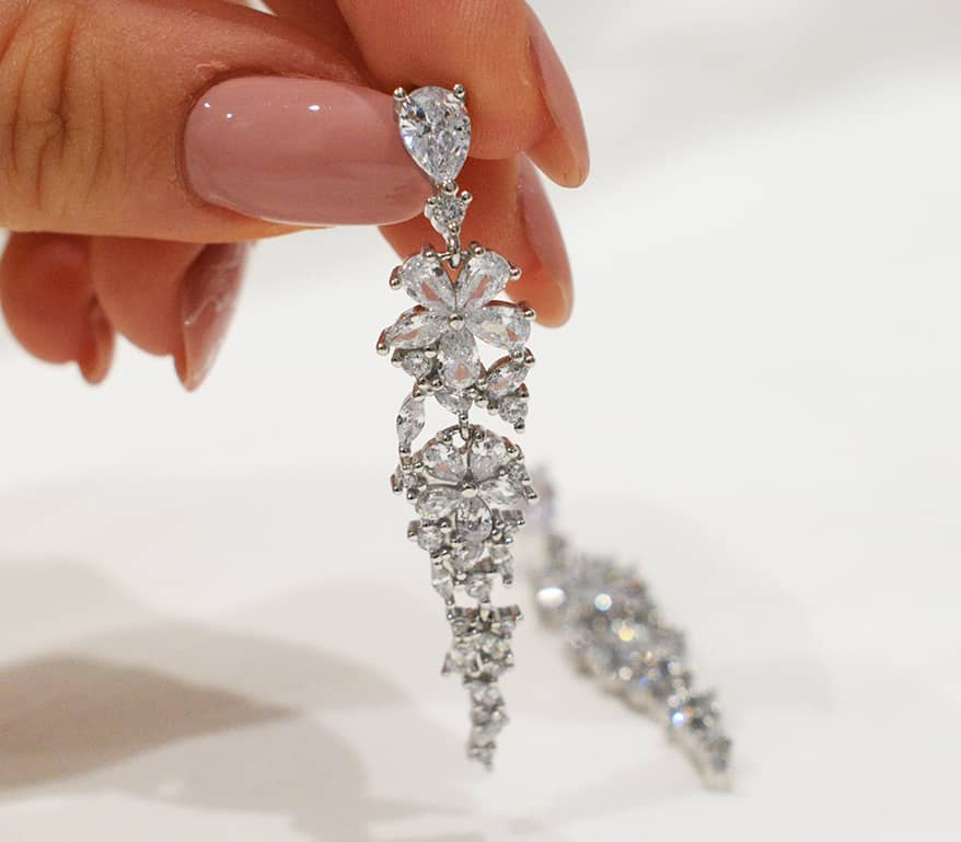 Orecchini Stiff in argento 925 e zirconi e chiusura farfallina.