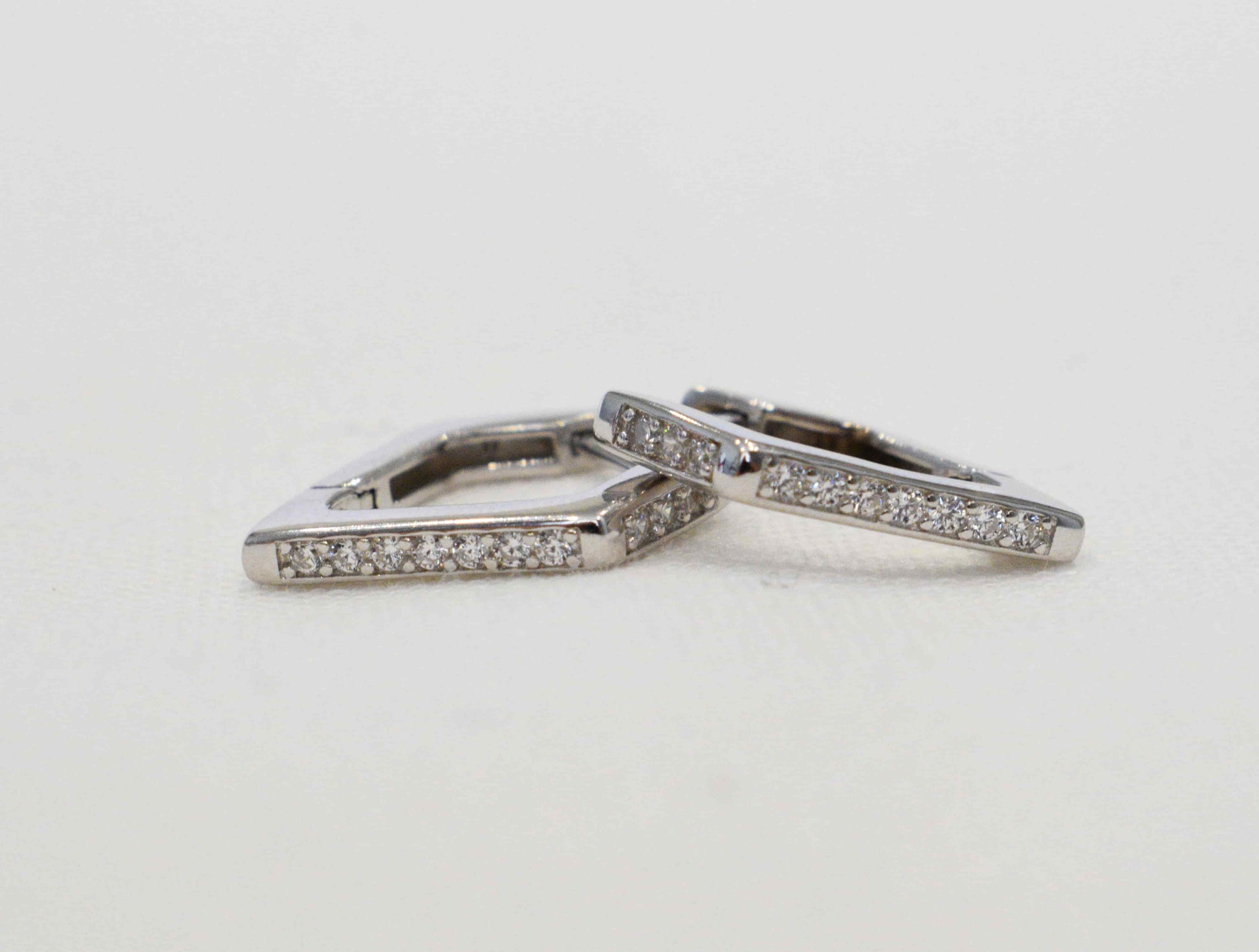 Orecchini a spigoli in argento 925 e zirconi.