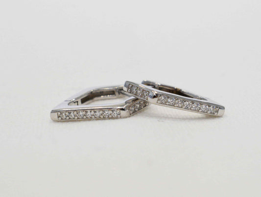 Orecchini a spigoli in argento 925 e zirconi.